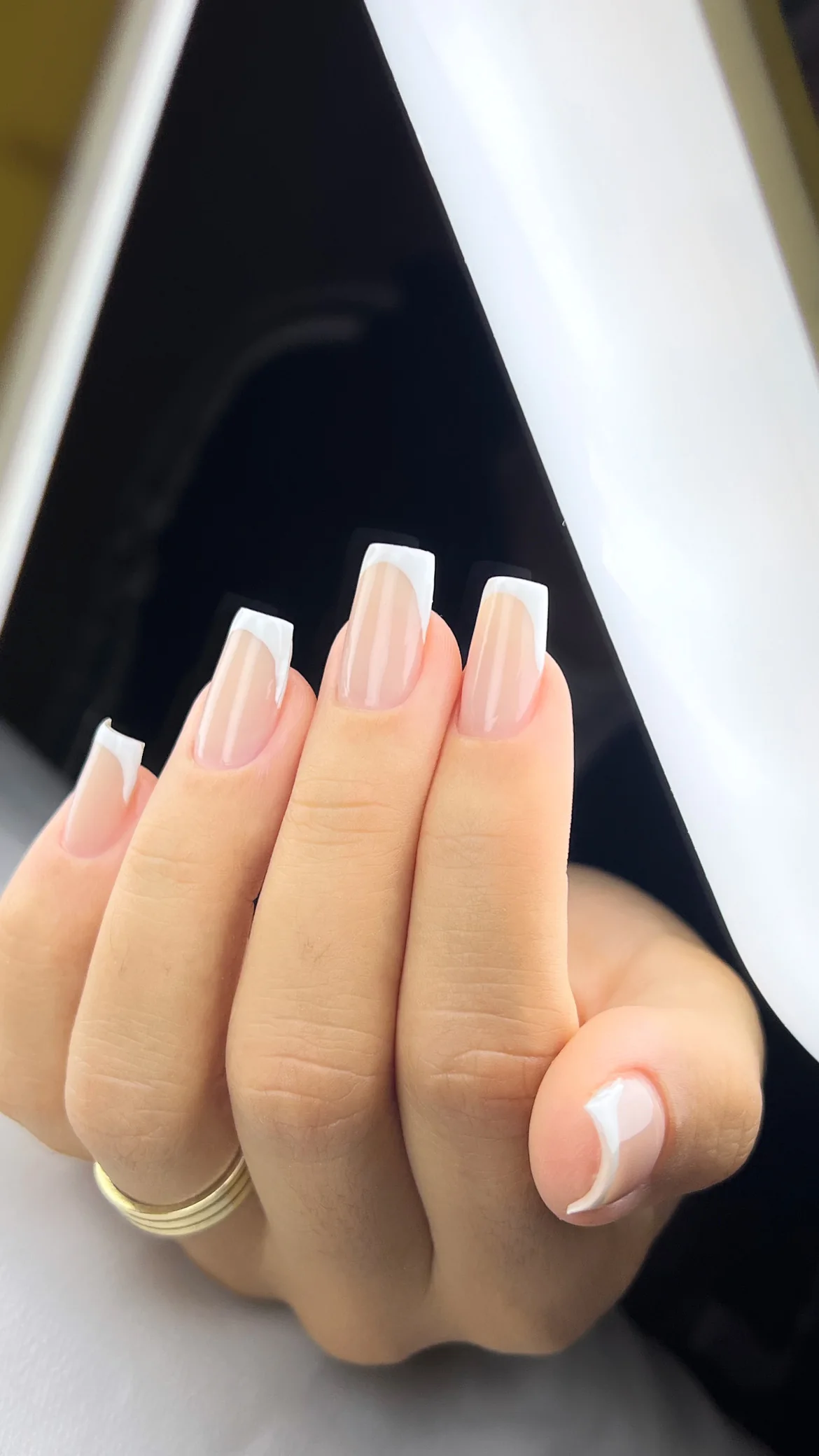 Unhas francesinha feitas por Tainara Sousa