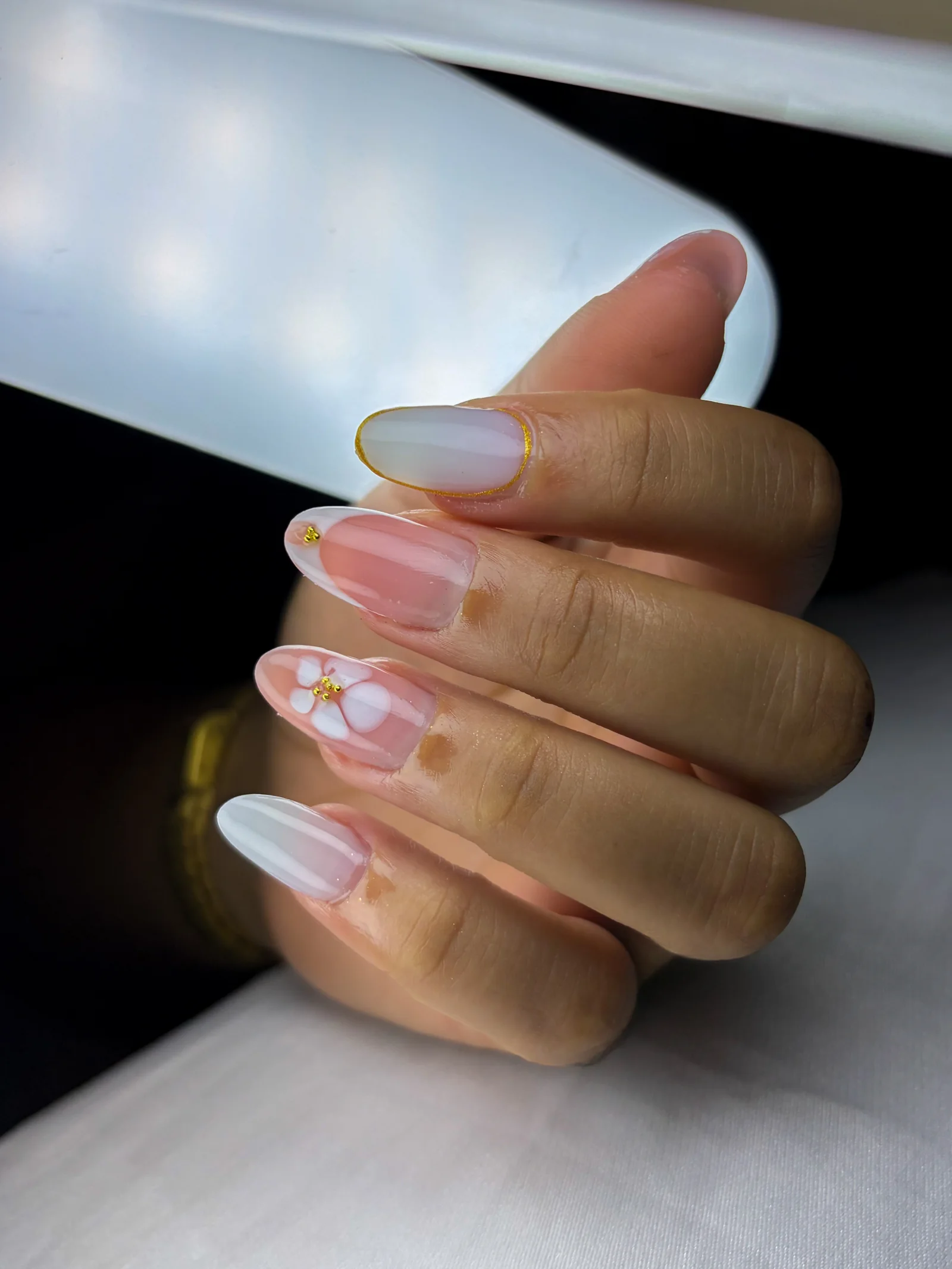 Unhas com detalhe dourado feitas por Tainara Sousa